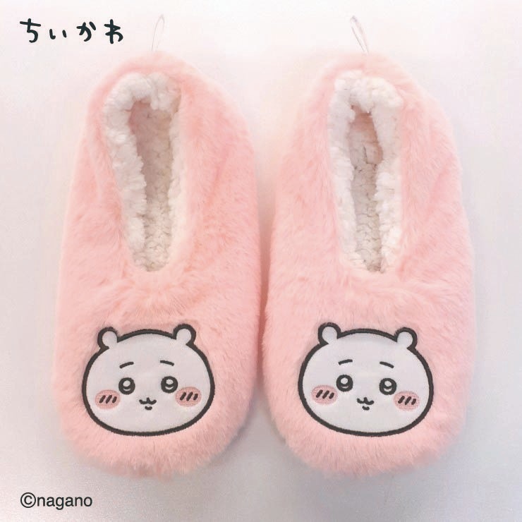 しまむらのちいかわルームシューズ（ピンク）の公式商品画像。もふもふのピンク地に、ちいかわの顔の刺繍ワッペンが付いている