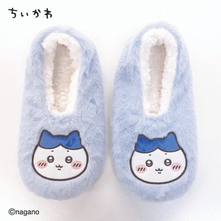 しまむらのちいかわルームシューズ（ハチワレ）の公式商品画像。水色のもふもふ生地にハチワレの顔の刺繍