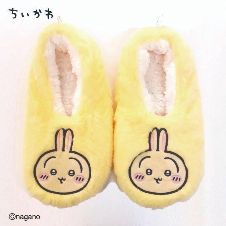 しまむらのちいかわルームシューズ（うさぎ）の公式商品画像。黄色のもふもふ生地にうさぎの顔の刺繍