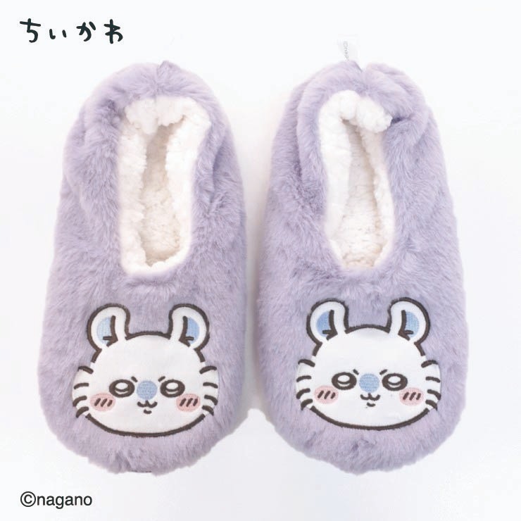 しまむらのちいかわルームシューズ（モモンガ）の公式商品画像。うすむらさきのもふもふ生地にモモンガの顔の刺繍