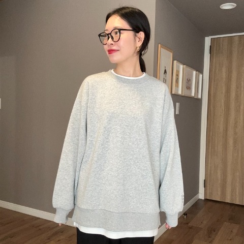 レディース　オーバーサイズ袖刺繍プルオーバー（ammy）