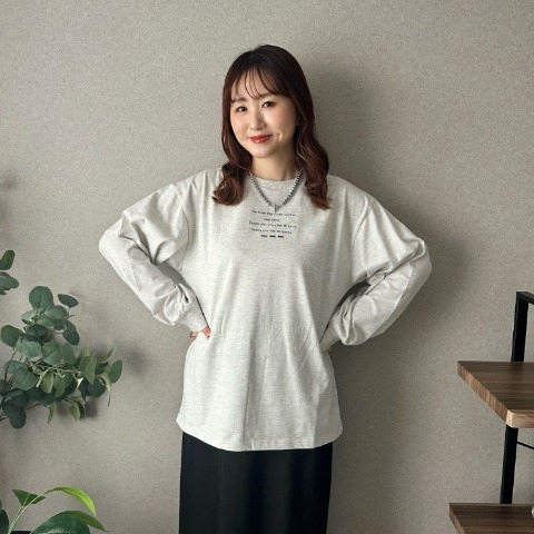 レディース　落書きロゴプルオーバー（omi）