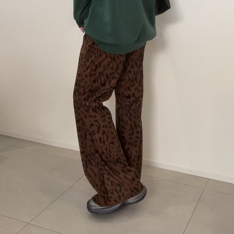 【高身長さん向け】レディース　コーデュロイヒョウ柄フレアパンツ（saori）