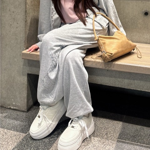 レディース　ラメロゴスウェットパンツ（yuna）