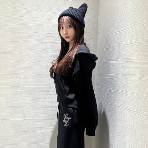 レディース　ラインストーンロゴジップパーカ（yuna）