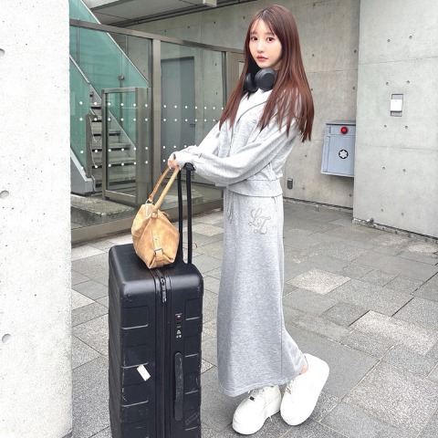 レディース　ラインストーンロゴジップパーカ（yuna）