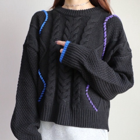 レディース　ステッチ使いケーブル柄ニットプルオーバー（pen）