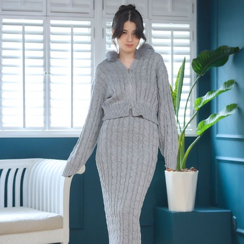 レディース　ファー×ケーブル編みジップニットパーカー（2PINK）