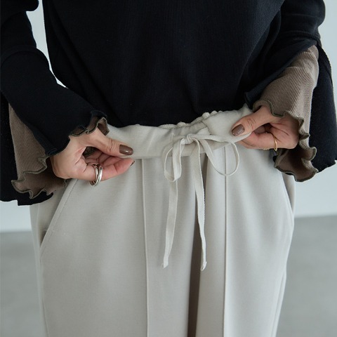 レディース　フレアパンツ（田中里奈）