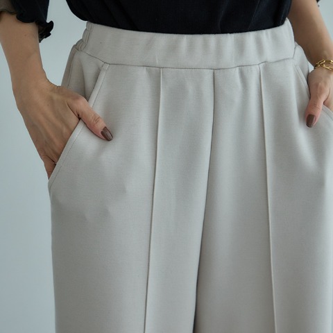 レディース　フレアパンツ（田中里奈）