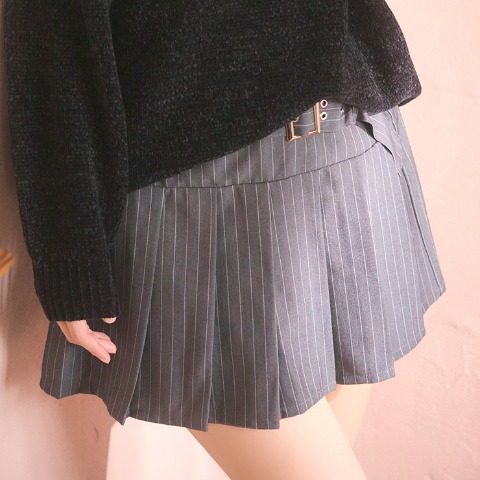 レディース　ピンストライププリーツスカート（きゅるりんってしてみて）