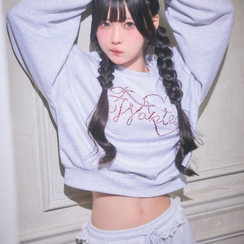 レディース　ラインストーンロゴプルオーバー（きゅるりんってしてみて）