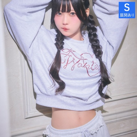 レディース　ラインストーンロゴプルオーバー（きゅるりんってしてみて）