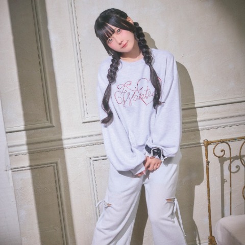 レディース　ラインストーンロゴプルオーバー（きゅるりんってしてみて）