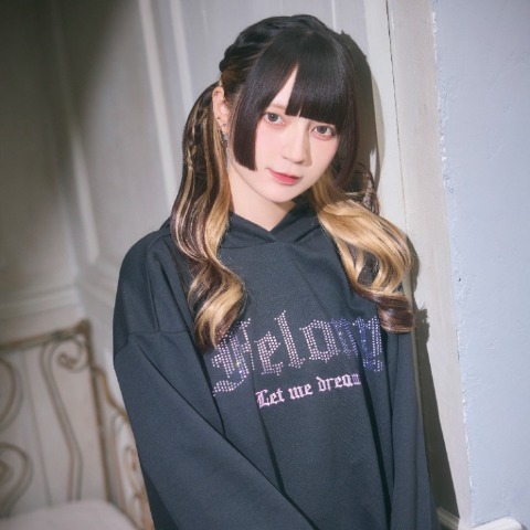 レディース　ラインストーンロゴチュニックプルオーバー（きゅるりんってしてみて）