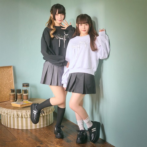 レディース　ラインストーンロゴリボンプルオーバー（きゅるりんってしてみて）