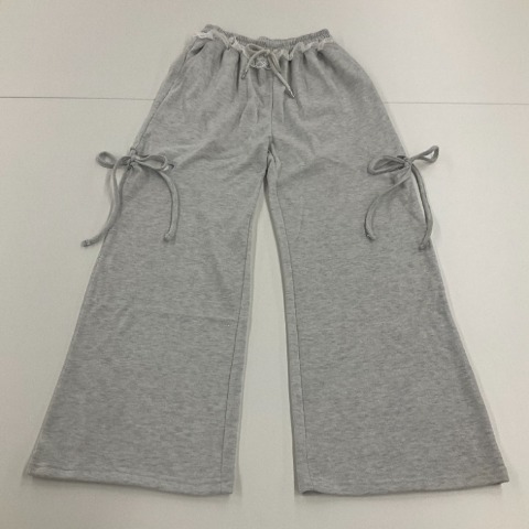 レディース　サイドカットラメスウェットパンツ（きゅるりんってしてみて）
