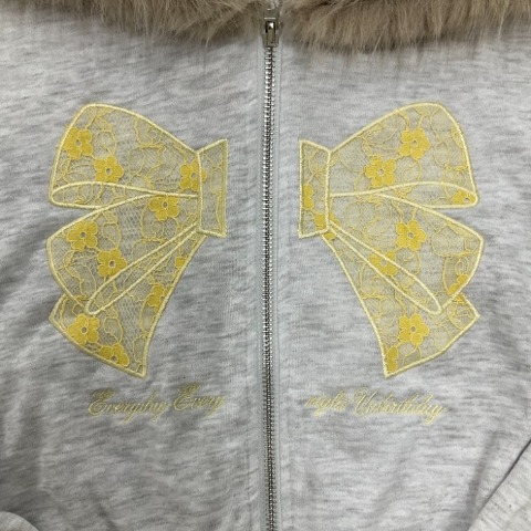 レディース　フードファーレースリボンジップパーカ（きゅるりんってしてみて）