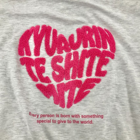 レディース　ハートロゴジップパーカ（きゅるりんってしてみて）