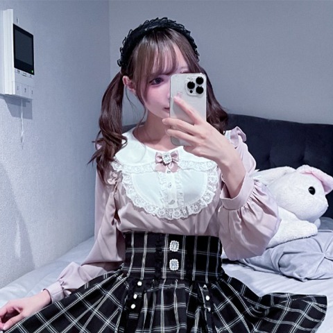 レディース　フロントヨークビジューブローチブラウス（サノカナメ）