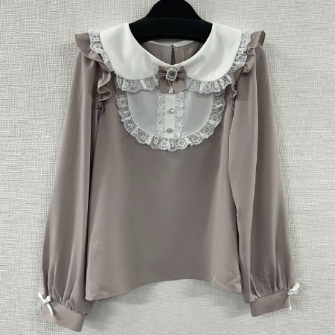 レディース　フロントヨークビジューブローチブラウス（サノカナメ）