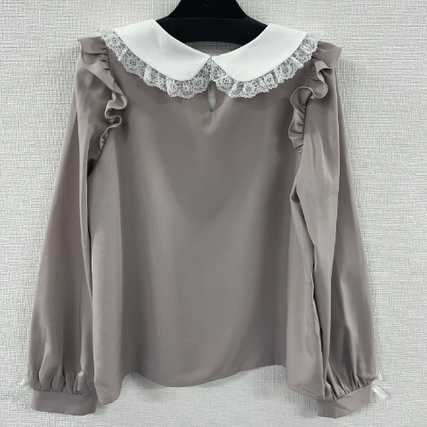 レディース　フロントヨークビジューブローチブラウス（サノカナメ）