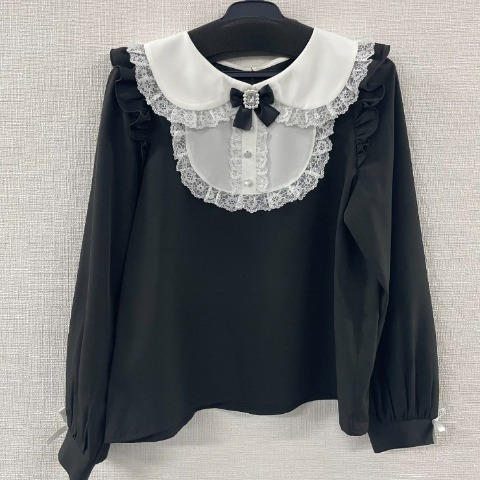 レディース　フロントヨークビジューブローチブラウス（サノカナメ）