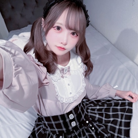 レディース　フロントヨークビジューブローチブラウス（サノカナメ）