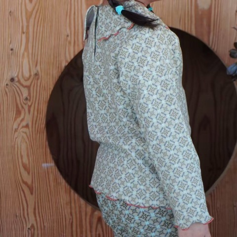 ベビー　襟フリル総柄トップス（90・100cm・JUO/airi）