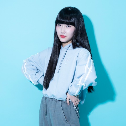 キッズ　プルパーカ（140・150cm・Lily Chuu)