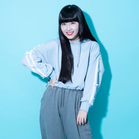 キッズ　プルパーカ（140・150cm・Lily Chuu)