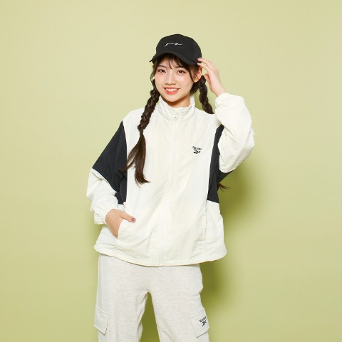 キッズ　ジャケット（150・160cm・Reebok）