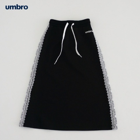 キッズ　スカート（110cm～130cm・UMBRO）