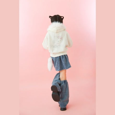 キッズ　プルオーバー（120cm・130cm・ハローキティ）