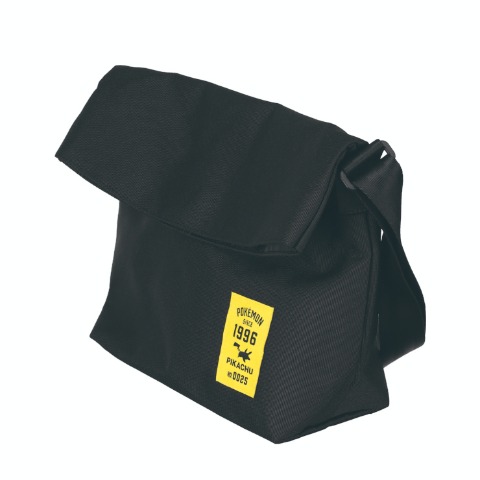 口折れショルダーバッグ（ピカチュウ）