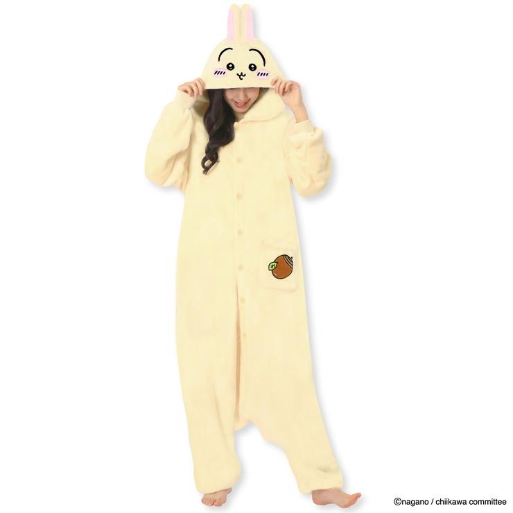 しまむらパークのちいかわ「着ぐるみ（うさぎ）」の公式商品画像。クリーム色のふわふわの着ぐるみで、フードにうさぎの顔、ポケットにどんぐりのような刺繍