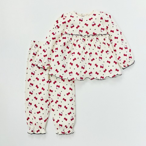 キッズ　パジャマ（100～130cm・ハローキティ）