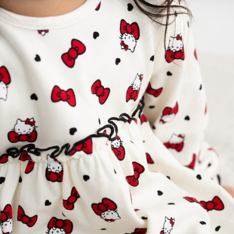 キッズ　パジャマ（100～130cm・ハローキティ）
