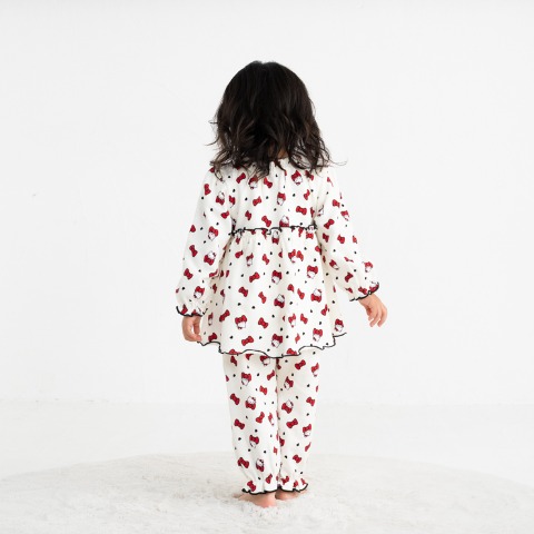 キッズ　パジャマ（100～130cm・ハローキティ）