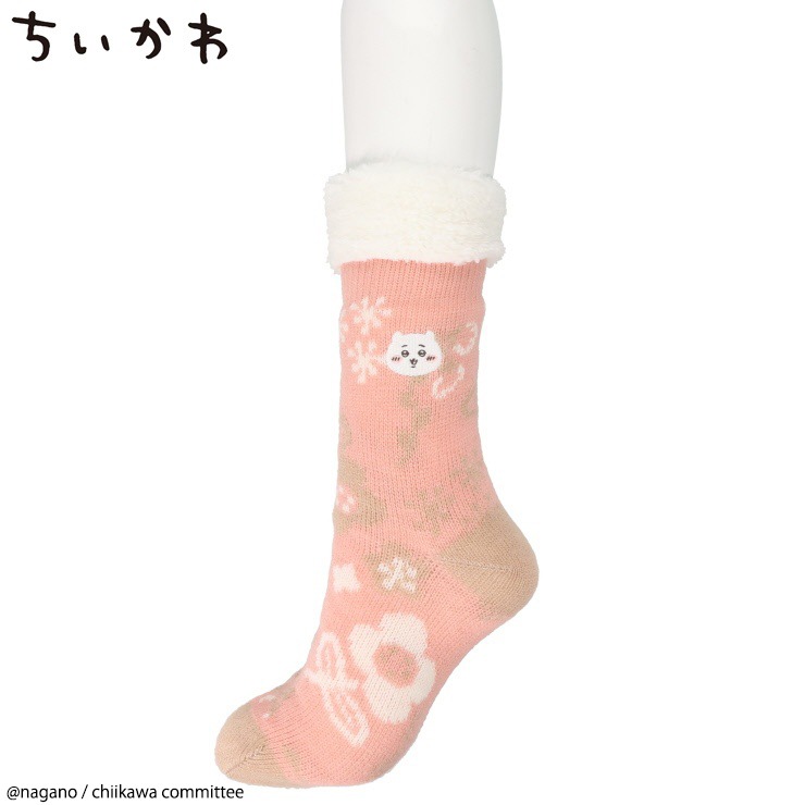 しまむらパークのシャンブル「レディース 裏ボア靴下（ちいかわ）」の公式商品画像。ピンクの靴下で、白いボアの履き口と、ちいかわの刺しゅう