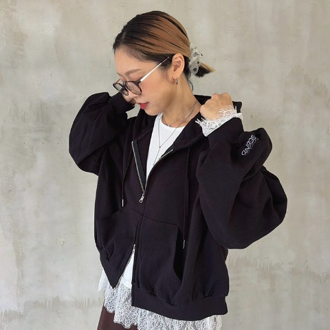 レディース　フード刺しゅうジップパーカ（IKUMI）