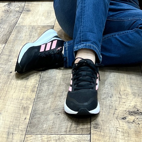 レディース　スポーツブランドスニーカー　（225・230・235・240・245・adidas）