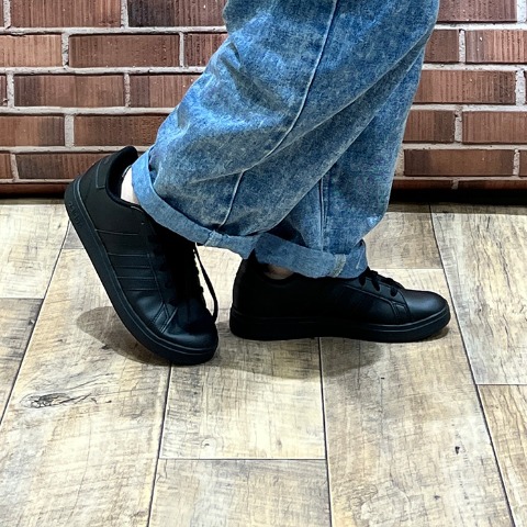 レディース　スポーツブランドスニーカー　（225・230・235・240・245・250・adida