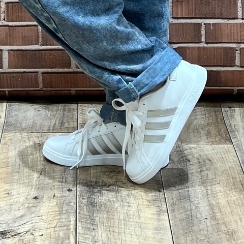 レディース　スポーツブランドスニーカー　（225・230・235・240・245・250・adida