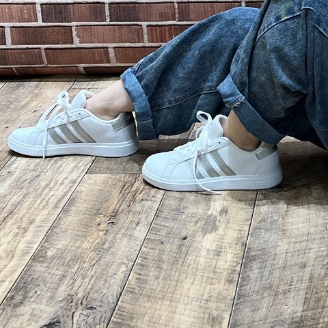 レディース　スポーツブランドスニーカー　（225・230・235・240・245・250・adida