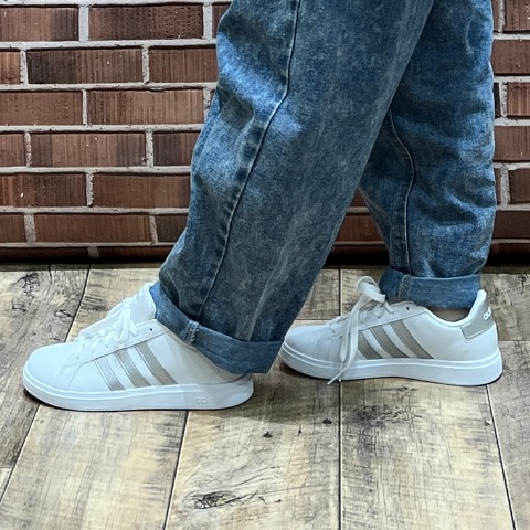 レディース　スポーツブランドスニーカー　（225・230・235・240・245・250・adida