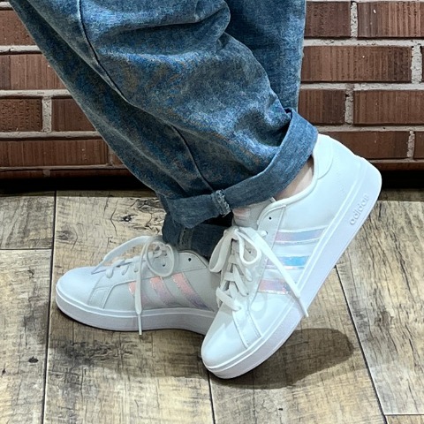 レディース　スポーツブランドスニーカー　（225・230・235・240・245・250・adida