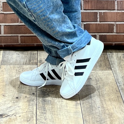 レディース　スポーツブランドスニーカー　（225・230・235・240・245・250・adida