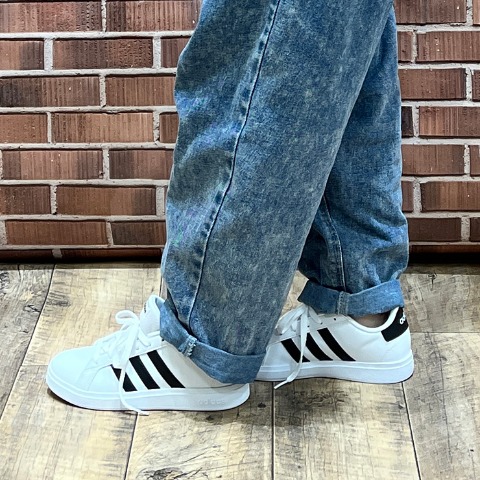 レディース　スポーツブランドスニーカー　（225・230・235・240・245・250・adida
