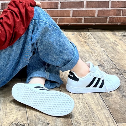 レディース　スポーツブランドスニーカー　（225・230・235・240・245・250・adida